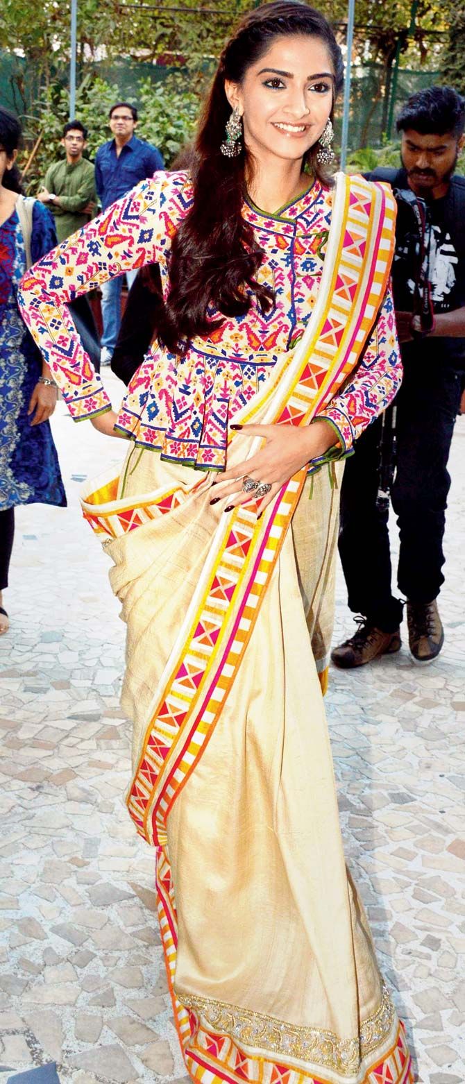 Anushka Sharma looking stunning in a silk saree for Ganesh Chaturthi :  r/BollywoodFashion